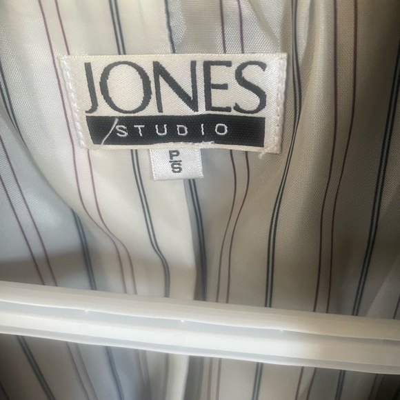 Women’s Dress Coat. Jones Studio - Picture 2 of 4
